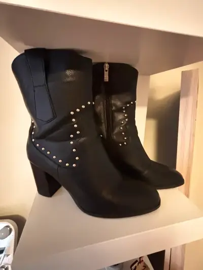 Botines de cuero negro con tachas para mujer - miniatura 1