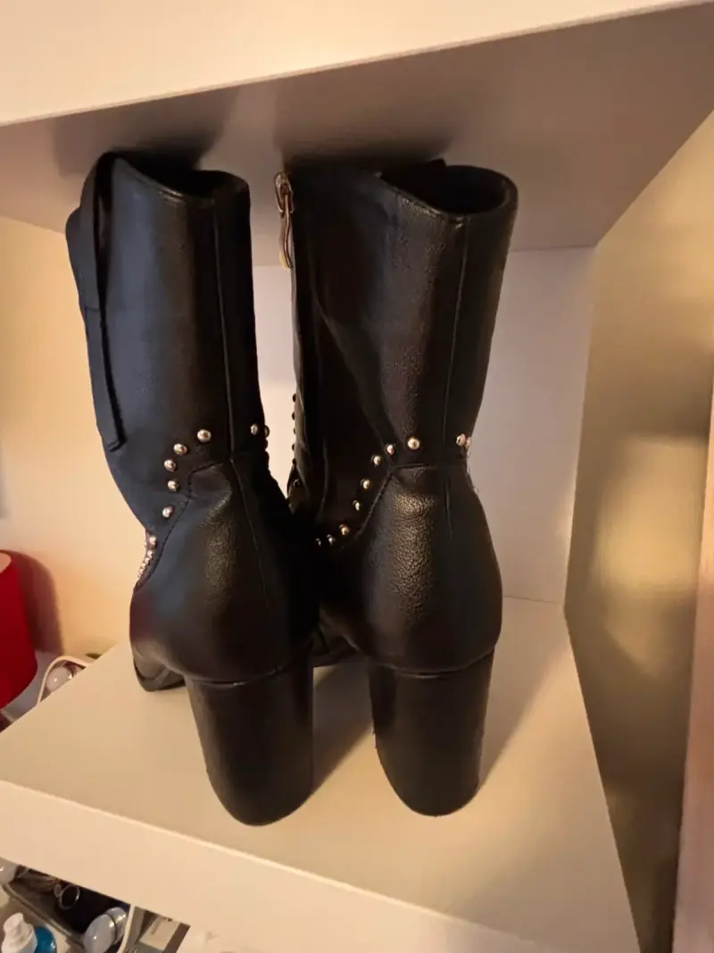 Botines de cuero negro con tachas para mujer - 3