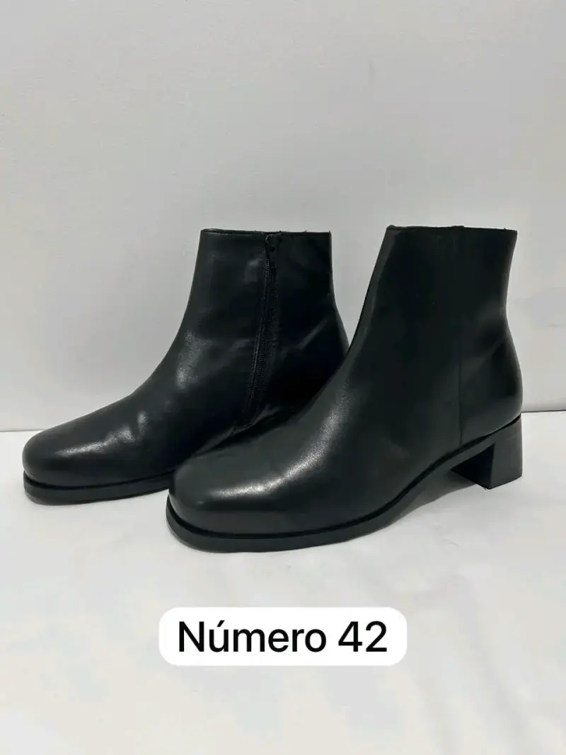 Botines negros de cuero talla 42