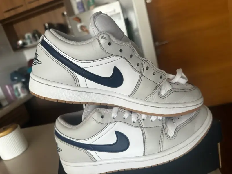 Zapatillas Air Jordan 1 Low Blancas y Azul Marino - 1