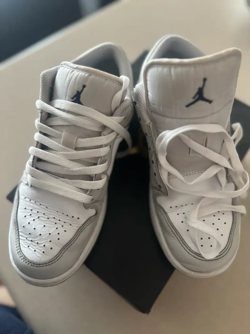 Zapatillas Air Jordan 1 Low Blancas y Azul Marino - 3