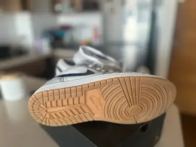 Zapatillas Air Jordan 1 Low Blancas y Azul Marino - miniatura 4