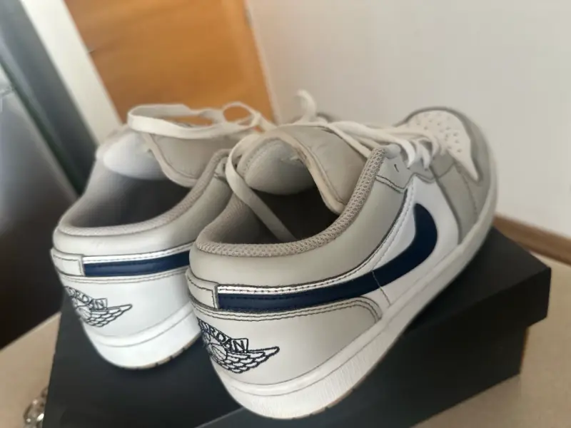 Zapatillas Air Jordan 1 Low Blancas y Azul Marino - 5
