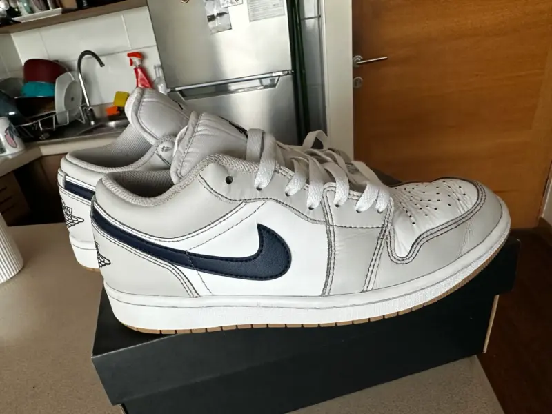 Zapatillas Air Jordan 1 Low Blancas y Azul Marino - 6