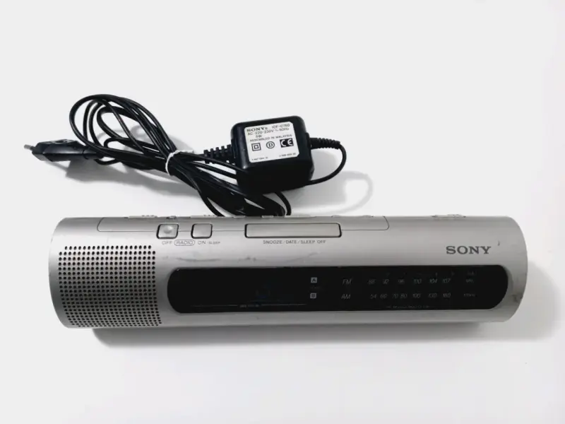 Radio reloj despertador Sony con cargador - 1