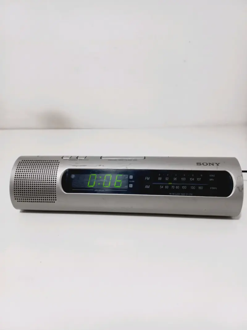 Radio reloj despertador Sony con cargador - 2