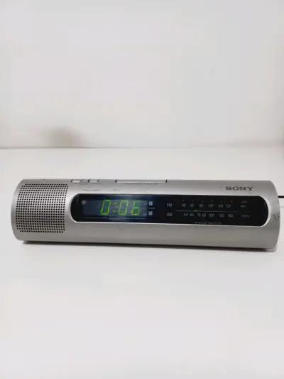 Radio reloj despertador Sony con cargador - miniatura 2