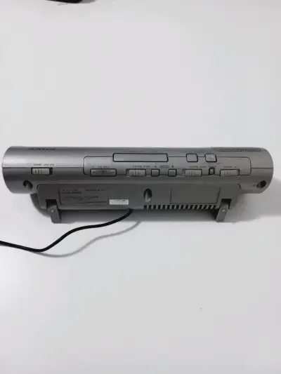 Radio reloj despertador Sony con cargador - miniatura 4