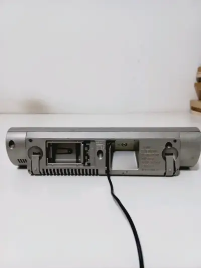 Radio reloj despertador Sony con cargador - miniatura 6