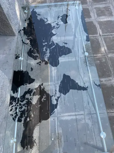Mesa de vidrio con diseño de mapa - miniatura 3