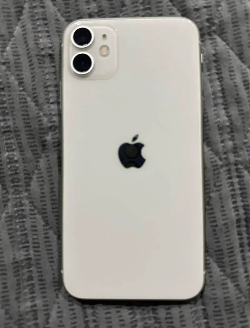 iPhone 11 blanco en buen estado - 1