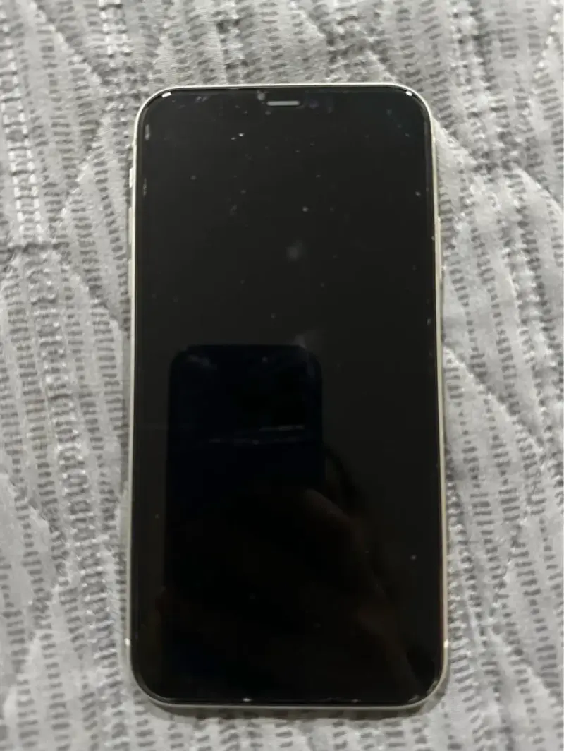 iPhone 11 blanco en buen estado - 2
