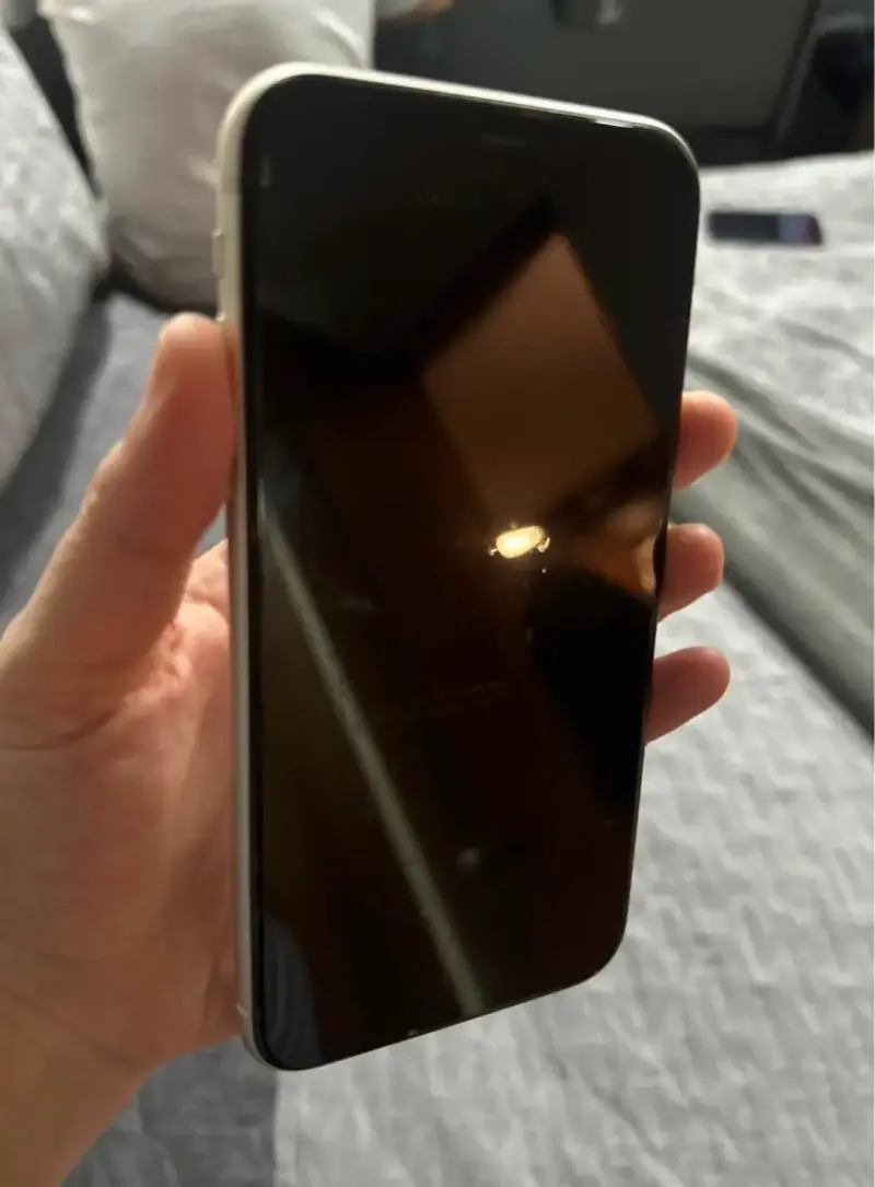 iPhone 11 blanco en buen estado - 3