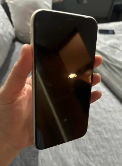 iPhone 11 blanco en buen estado - miniatura 3