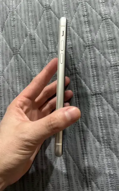 iPhone 11 blanco en buen estado - miniatura 4