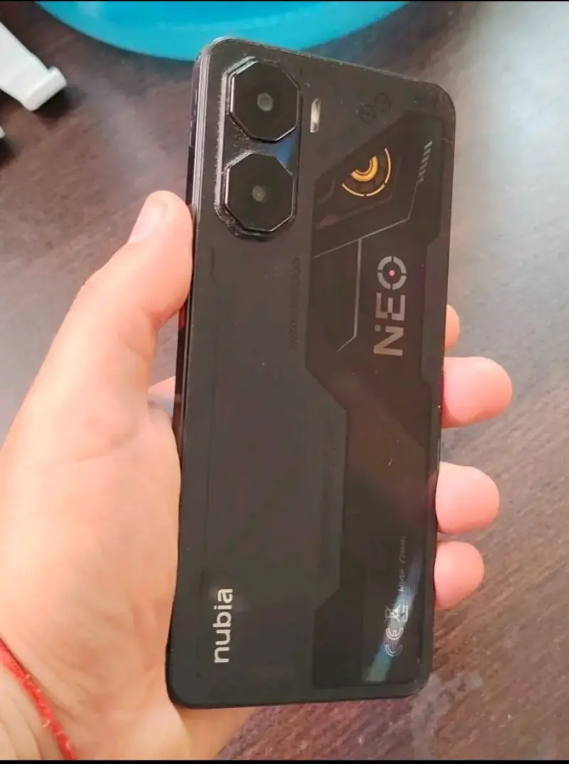Smartphone Nubia Neo 3 5G con accesorios - 3