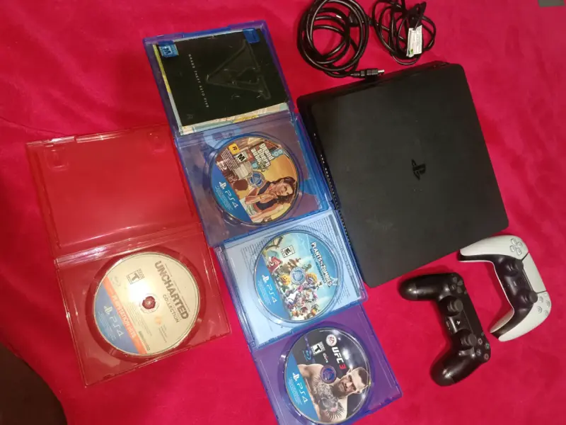 Consola PlayStation 4 con juegos y controles - 1