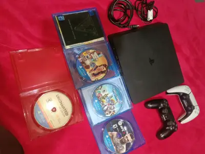 Consola PlayStation 4 con juegos y controles - miniatura 1