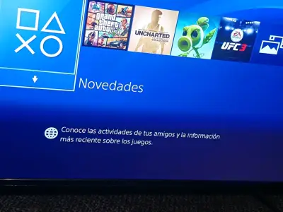 Consola PlayStation 4 con juegos y controles - miniatura 2