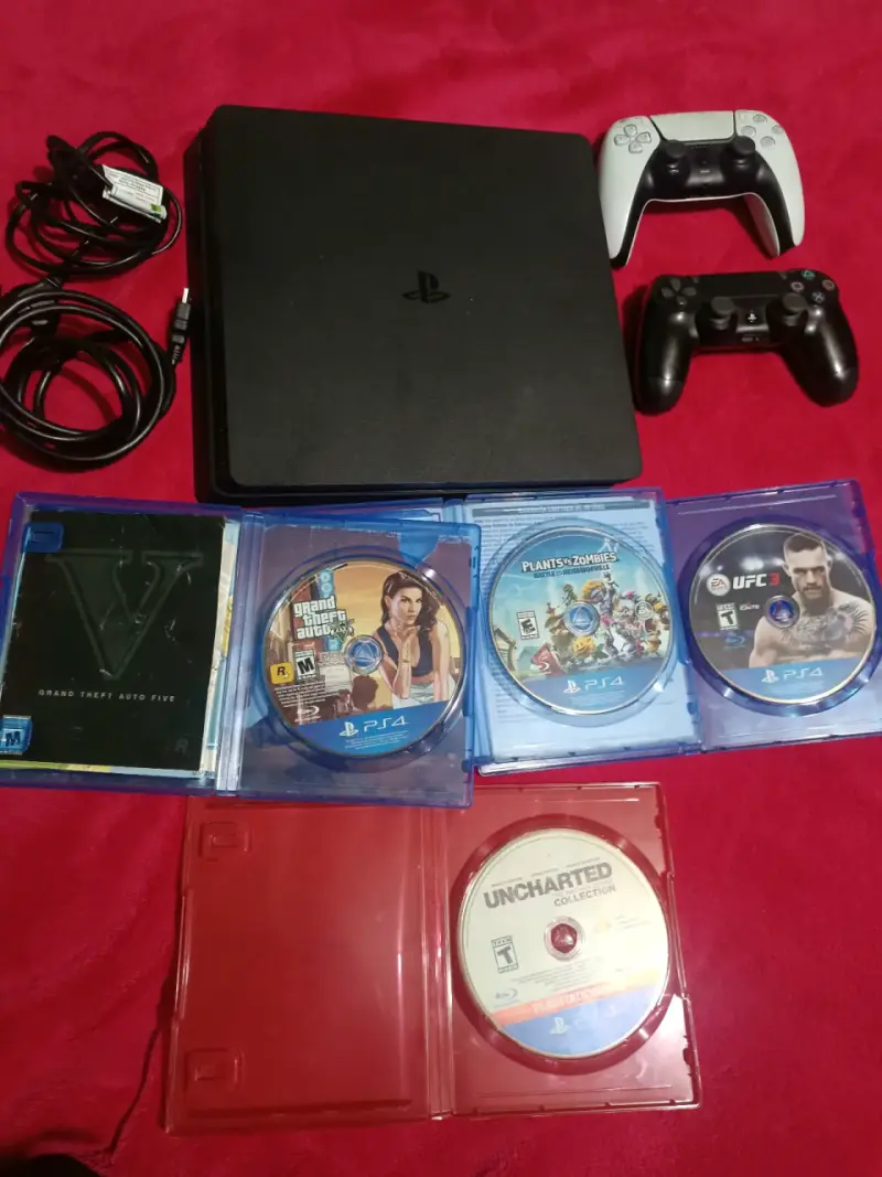 Consola PlayStation 4 con juegos y controles - 3
