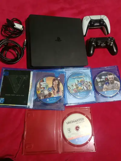 Consola PlayStation 4 con juegos y controles - miniatura 3