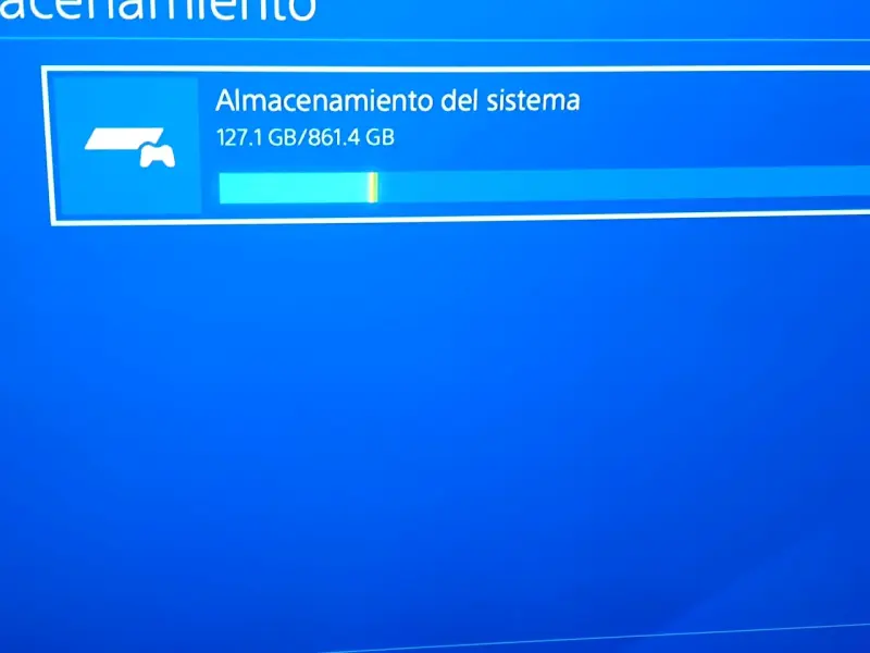 Consola PlayStation 4 con juegos y controles - 4