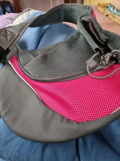 Bolso bandolera gris y rosado para mascotas - miniatura 1