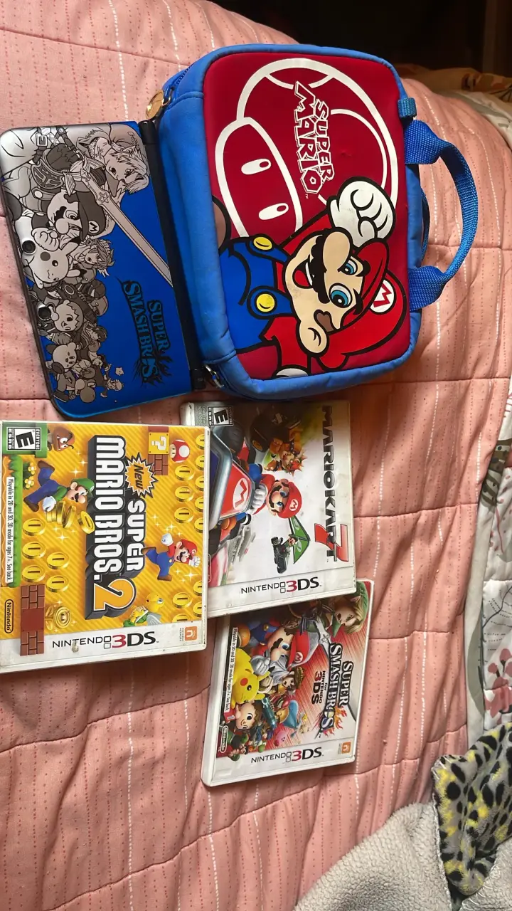 Consola Nintendo 3DS XL con juegos y estuche Super Mario