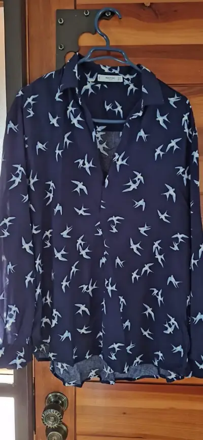 Blusa azul con estampado de pájaros MANGO TALLA M - miniatura 1
