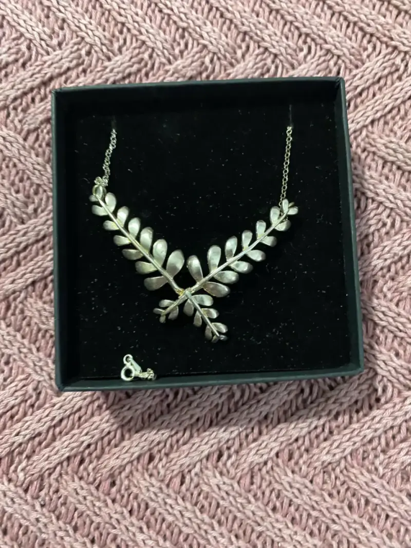 Collar de plata con diseño de hojas - 1