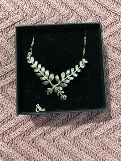 Collar de plata con diseño de hojas - miniatura 1