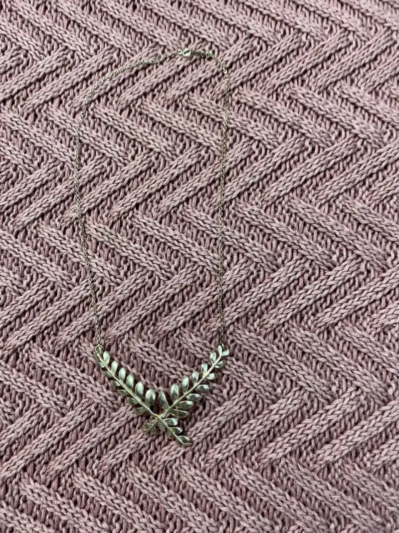 Collar de plata con diseño de hojas - 2
