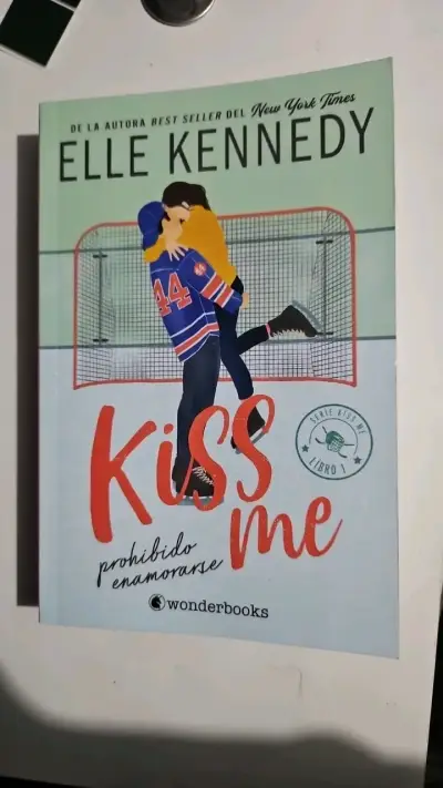 Libro 'Kiss Me: Prohibido Enamorarse' de Elle Kennedy - miniatura 1