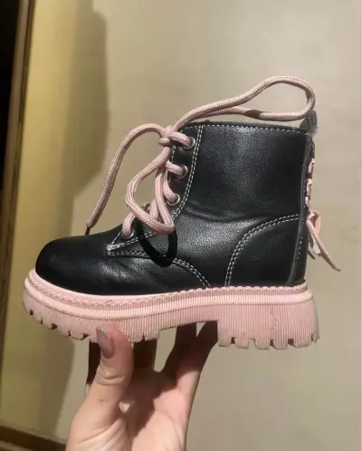 Botines de cuero negro para niños con suela rosada - miniatura 1