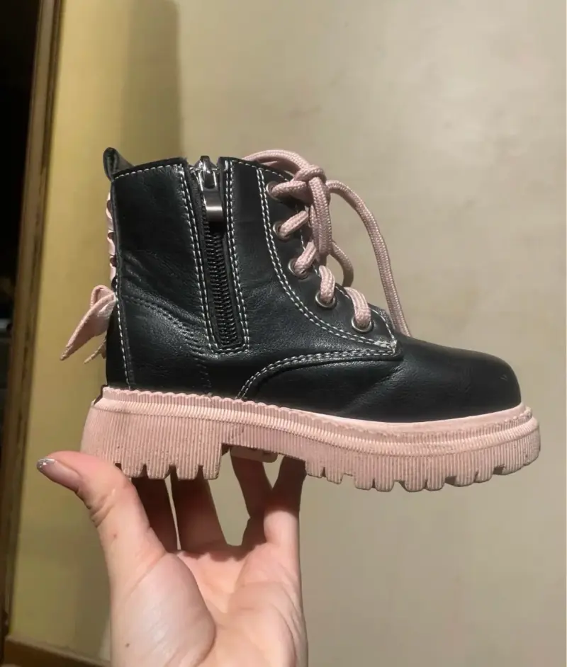 Botines de cuero negro para niños con suela rosada - 2