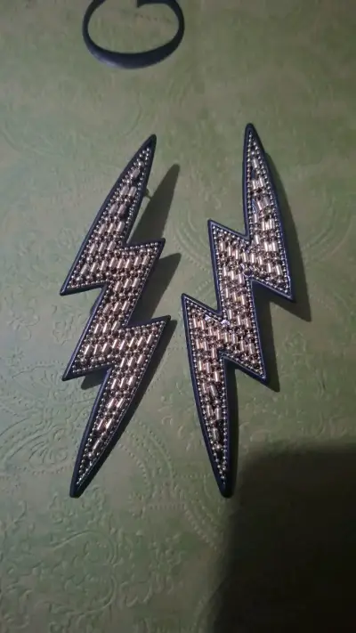 Par de aros relámpago con cuentas metálicas - miniatura 1