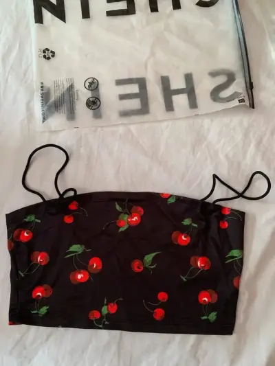 Top negro con cerezas Shein - miniatura 1