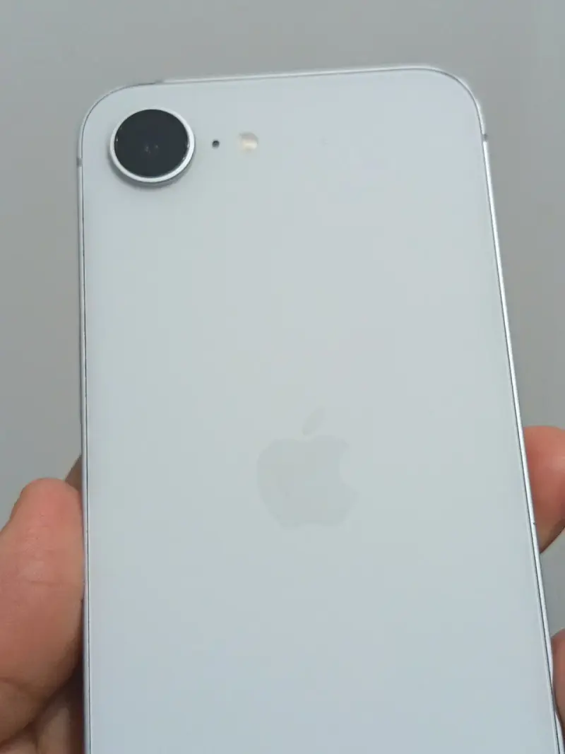 iPhone 16e the 128GB batería 92% - 6