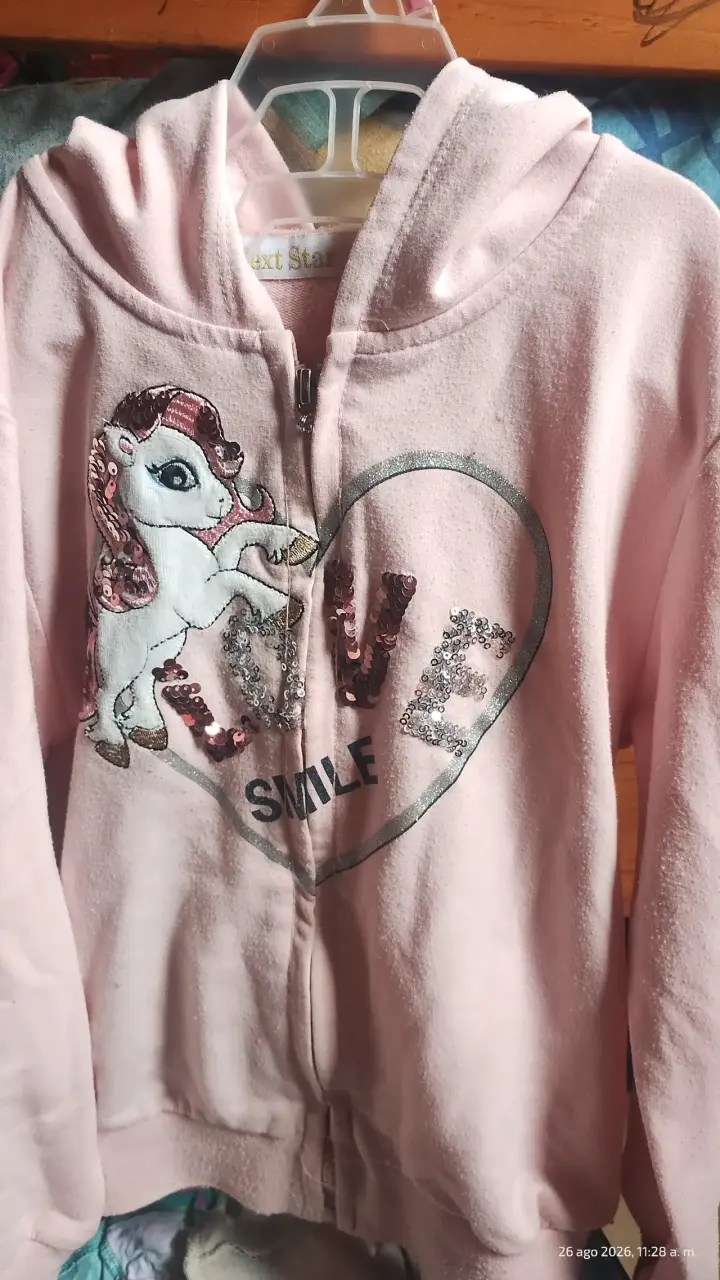 Polerón rosado con capucha y diseño de unicornio - 2