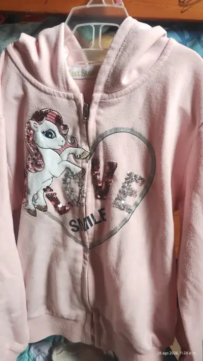 Polerón rosado con capucha y diseño de unicornio - miniatura 2