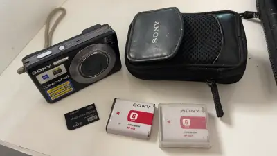 Cámara Sony Cyber-shot con accesorios y estuche - miniatura 1