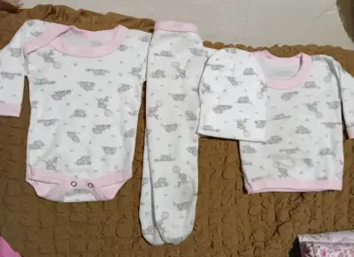 Set de ropa para bebé 4 piezas estampado - miniatura 4