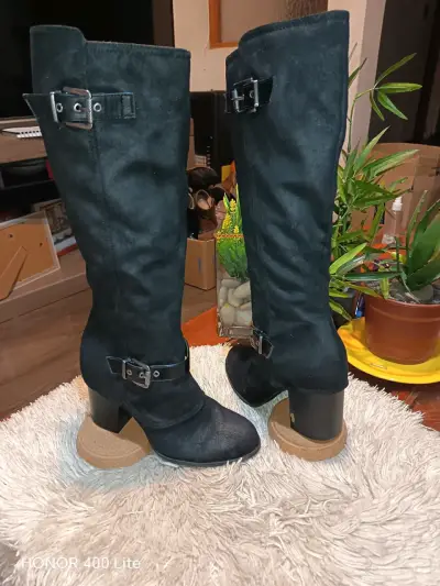 Botas negras de gamuza con tacón alto - miniatura 1