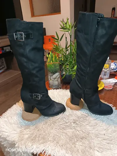 Botas negras de gamuza con tacón alto - miniatura 3