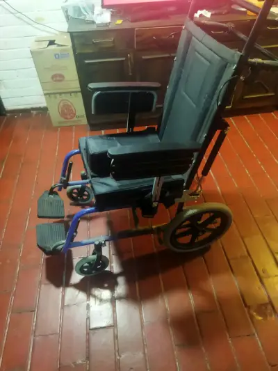 Silla de ruedas plegable ligera reclinable - miniatura 2