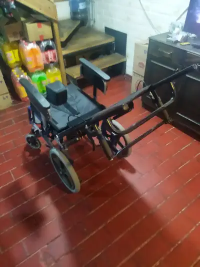 Silla de ruedas plegable ligera reclinable - miniatura 4