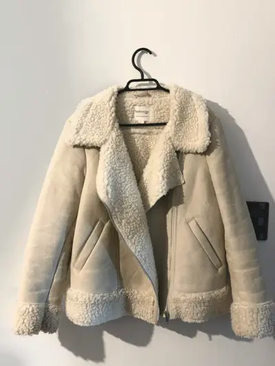 Chaqueta de piel sintética beige con forro de borrego - miniatura 1