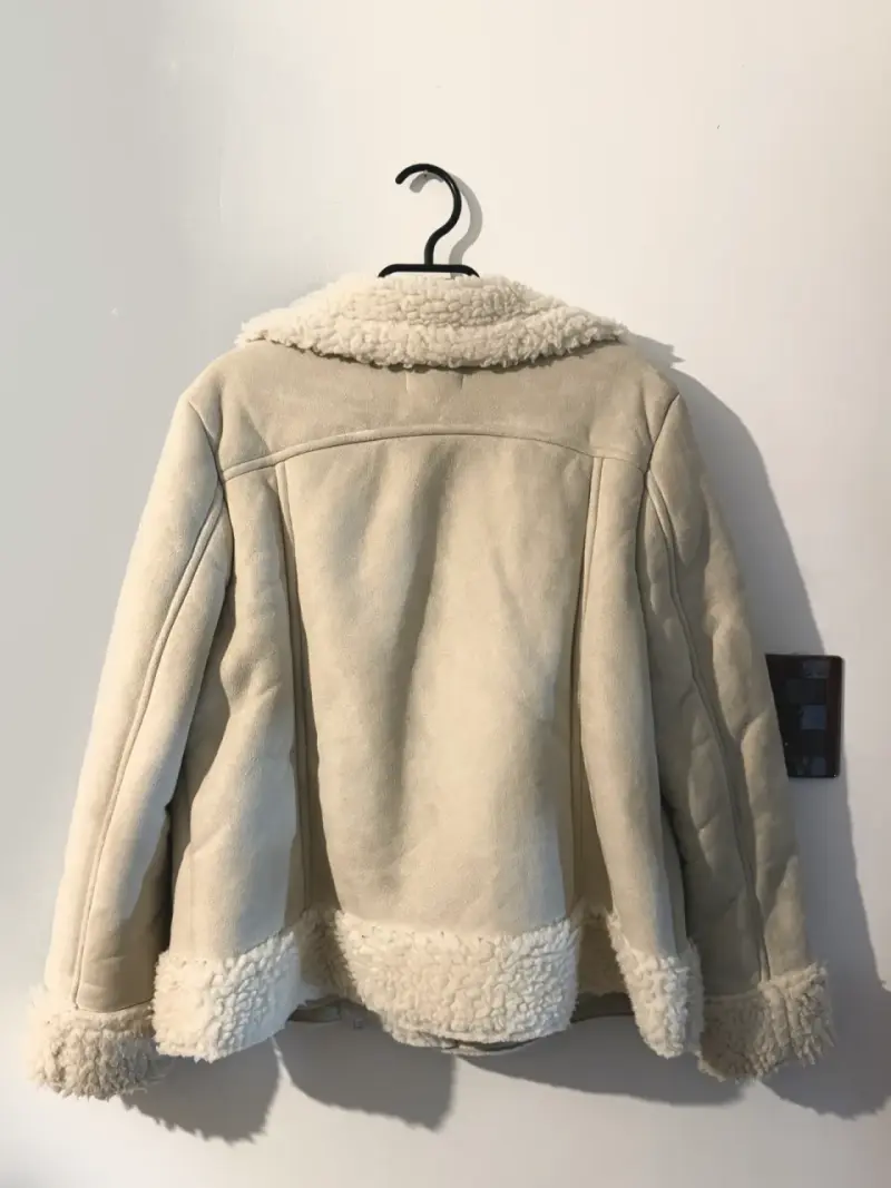 Chaqueta de piel sintética beige con forro de borrego - 3