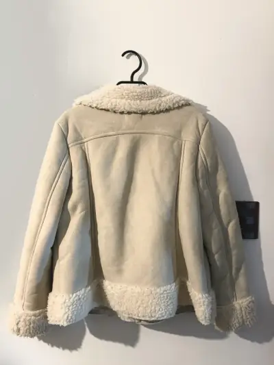 Chaqueta de piel sintética beige con forro de borrego - miniatura 3