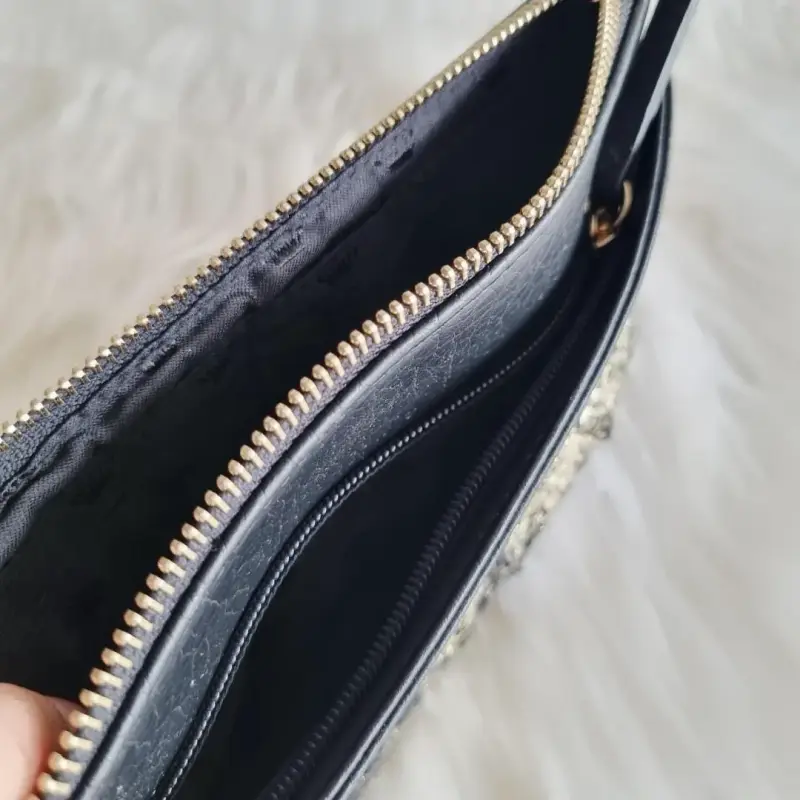 Cartera de mano gris Juicy Couture elegante - 4